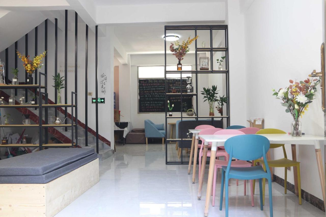 Showbiz Hostel Yangshuo Esterno foto