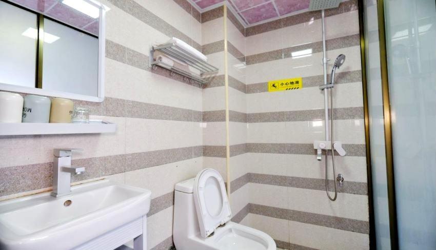 Showbiz Hostel Yangshuo Esterno foto