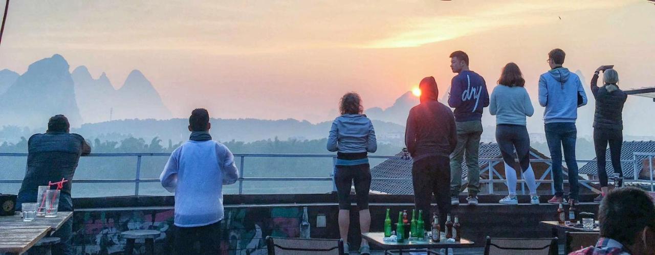 Showbiz Hostel Yangshuo Esterno foto