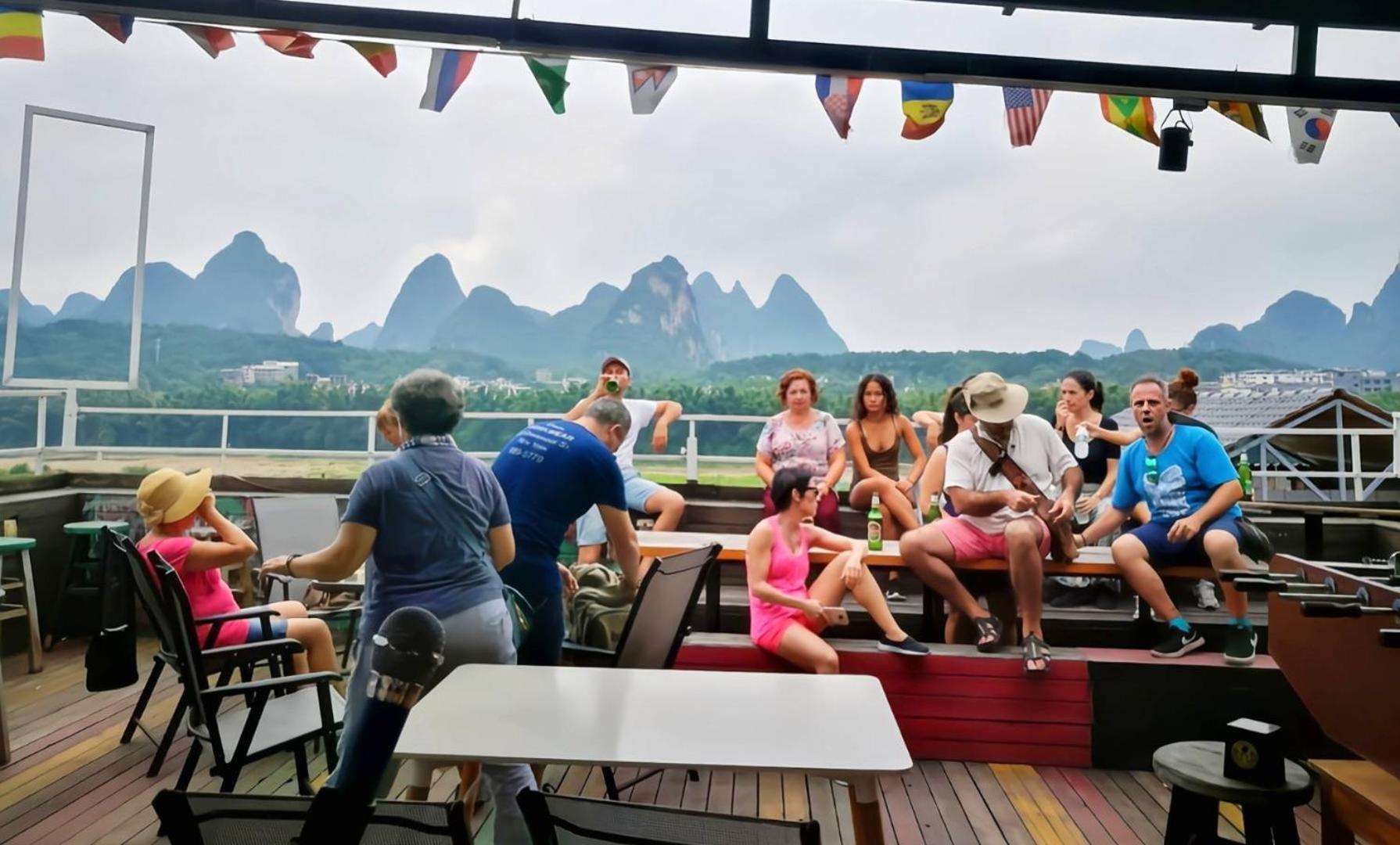 Showbiz Hostel Yangshuo Esterno foto